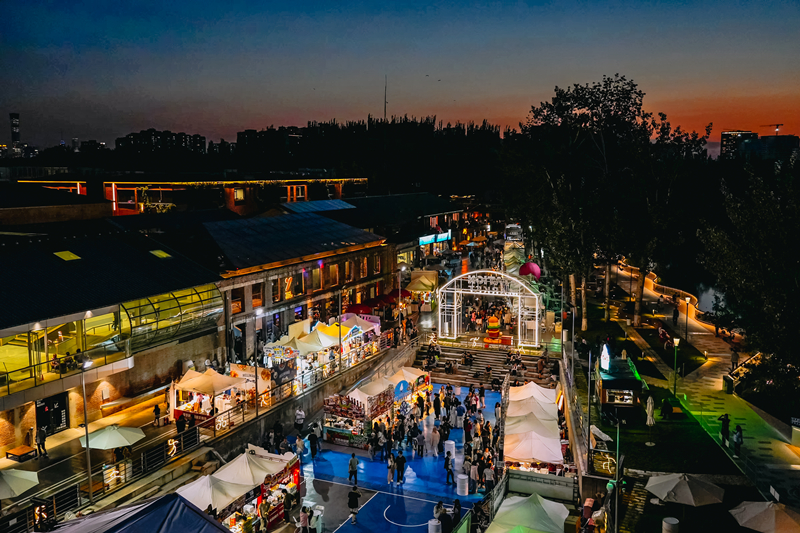 漫步坝河品尝各国烤肉 郎园Station国际美食嘉年华举行