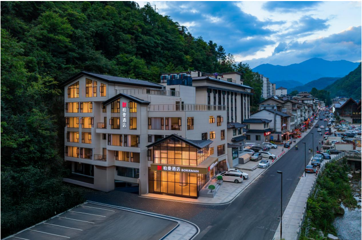 融入自然静享繁华：神农架柏曼酒店试营业成绩斐眼